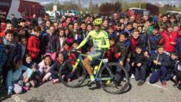 Contador, con los niños vascos.