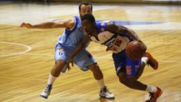 Sergio Cardenas (I) disputa el balón con Erik Bugg (d) , durante 14 fecha, Liga de Básquetbol DirectTV By Spalding.