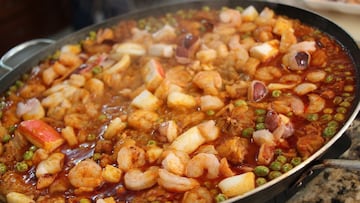 Un estadounidense que vive en España es un enamorado de la paella y deja un mensaje muy claro a sus compatriotas: “No con chorizo”