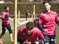 Enol, agachado, y Liberto.