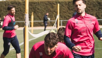 Enol, agachado, y Liberto.