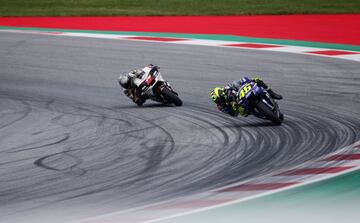 Karel Abraham persiguiendo a Valentino Rossi. 