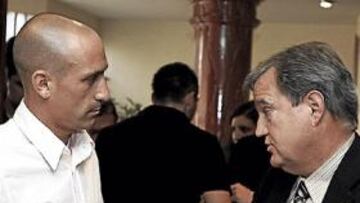 <b>JORNADA INTENSIVA. </b>El capitán del Levante, Rubiales, conversa con el presidente de la AFE.
