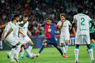 El delantero del FC Barcelona Lamine Yamal pelea un bal車n rodeado de contrarios en el partido de la jornada 7 ante el Getafe en el Estadio Ol赤mpico Llu赤s Companys, el 25 de septiembre de 2024. El Bar?a gan車 1-0 gracias a un tanto de Lewandowski.