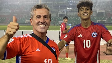 Zidane y su padre luego de su brillante noche en Bolivia.