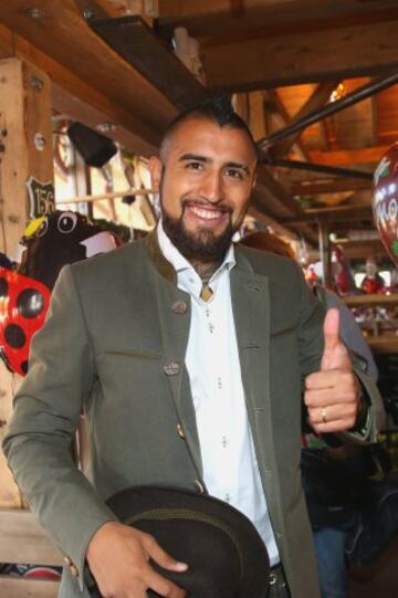 MUNICH, GERMANY - SEPTEMBER 30:  Arturo Vidal of FC Bayern Muenchen attends the Oktoberfest 2015 Beerfestival at Kaefer Wiesenschaenke at Theresienwiese on September 30, 2015 in Munich, Germany.  (Photo by Alexander Hassenstein/Bongarts/Getty Images)