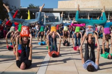 Se trata de una mezcla de posiciones o ásanas básicas del yoga del que todos conocemos o hemos practicado alguna vez, mezcladas con acrobacias, expresiones artísticas y trabajo en pareja. Una de las diferencias de las dos disciplinas es que el tradicional