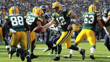 GREEN BAY, WI - SEPTEMBER 10: Aaron Rodgers #12 of the Green Bay Packers hands off to Ty Montgomery #88 during the first half against the Seattle Seahawks at Lambeau Field on September 10, 2017 in Green Bay, Wisconsin.   Dylan Buell/Getty Images/AFP
 == FOR NEWSPAPERS, INTERNET, TELCOS &amp; TELEVISION USE ONLY ==