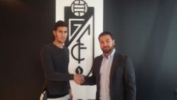 Sergi Guardiola (i) posa junto a Juan Carlos Cordero, director deportivo del Granada.