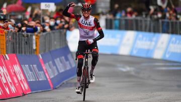 El ciclista estadounidense Joe Dombrowski celebra su victoria en Sestola en la cuarta etapa del Giro de Italia 2021.