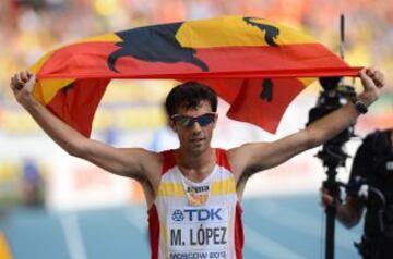 El español Miguel Ángel López celebrando la medalla de bronce conseguida en los 20 kilometros marcha en el Campeonato Mundial de la IAAF 2013 en el estadio Luzhniki de Moscú el 11 de agosto de 2013.