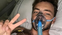 El surfista Mateo Cotton, con máscara de oxígeno, haciendo el símbolo de la victoria en el hospital de Lanzarote.