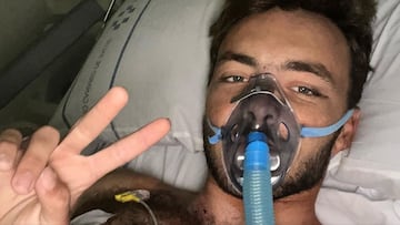 El surfista Mateo Cotton, con máscara de oxígeno, haciendo el símbolo de la victoria en el hospital de Lanzarote.