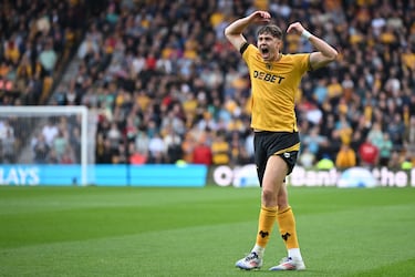 Strand Larsen se lanzó con la pierna después de un pase de cabeza de Toti. El noruego festejó con todo el tanto.