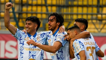 Futbol, Everton vs Huachipato.
Fecha 17, Liga de Primera 2025.
El jugador de Everton Sebastian Sosa, centro, celebra con sus companeros tras marcar su segundo gol contra Huachipato durante un partido de primera division disputado en el estadio Sausalito de Vina del Mar, Chile.
26/07/2025
Andres Pina/Photosport
Football, Everton vs Huachipato.
17th turn, 2025 First division League.
Everton player Sebastian Sosa, center, celebrates with teammates after scoring his second goal against Huachipato during a first division match at the Sausalito stadium in Vina del Mar, Chile.
26/07/2025
Andres Pina/Photosport