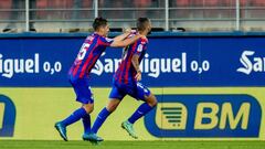 Stoichkov celebra con Tejero su gol.