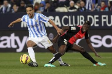 El centrocampista del Málaga CF José Recio lucha el balón con el ghanés Thomas Partey, de la UD Almería, durante el partido de la decimoséptima jornada de Liga en Primera División que se disputa esta noche en el estadio de La Rosaleda, en Málaga