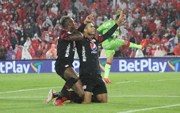 Independiente Santa Fe venció 3-2 a América de Cali en la vuelta disputada en El Campín y se quedó con el título de la Superliga BetPlay.