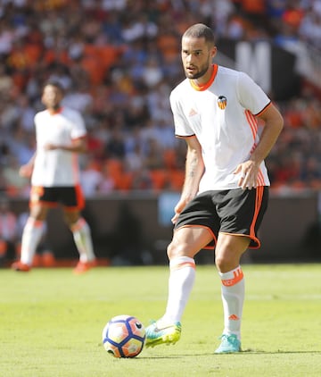 El 16 de agosto de 2016 regresó a España para fichar en calidad de cedido por el Valencia.