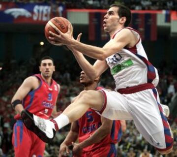 José Manuel Calderón comenzó su carrera profesional en el Lucentum Alicante en 1999. Antes de jugar en la NBA militaría en el Fuenlabrada (2001-02) y en el TAU (2002-05). En su haber tiene 1 Copa del Rey con el TAU (2003-04) y Campeón de la División Atlántico con Toronto Raptors (2006-07). Llegó a la liga más importante del mundo de la mano de los Toronto Raptors en 2005 y desde entonces ha pasado por los Detroit Pistons, Dallas Mavericks y actualmente en los New York Knicks. Debutó con la Selección absoluta en 2002 con la que fue campeón del Mundo en 2006, medalla de plata en los JJOO de Pekín y Londres y los dos oros de los Europeos de Polonia y Lituania.