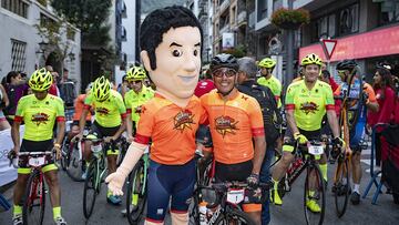 Joaquim Rodr&iacute;guez posa junto a su mascota en la salida de La Purito 2019.