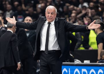 Zeljko Obradovic, entrenador del Partizán, ante el Barcelona.