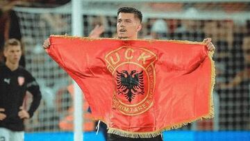 Daku, con la bandera de Albania y un pol¨¦mico mensaje.