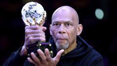 Kareem Abdul-Jabbar sujeta el trofeo de campe&oacute;n de la justicia social que Carmelo Anthony ha ganado en este 2021-22.