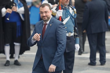 El presidente de Asturias, Adrián Barbón, a su llegada al Teatro Campoamor.