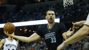 MEM14. MEMPHIS (EE.UU.), 6/2/2017.- El espa&ntilde;ol Marc Gasol de Grizzlies reclama una decisi&oacute;n ante Spurs hoy, lunes 6 de febrero de 2017, durante su partido de la NBA en el FedExForum en Memphis, Tennessee (EE.UU.). EFE/Mike Brown