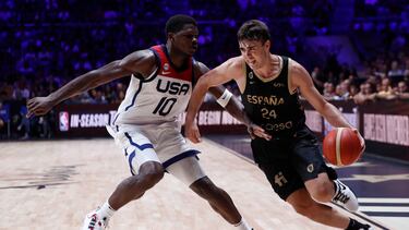 El español Juan Núñez ante el estadounidense Anthony Edwards durante el partido amistoso España-Estados Unidos, de preparación para el Mundial, el pasado domingo en el pabellón Martín Carpena de Málaga.