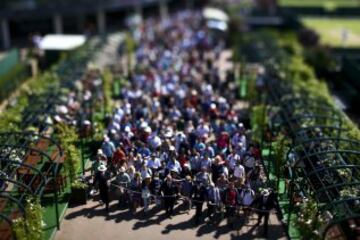 Los espectadores caminan tras un cordón de seguridad antes de iniciarse los partidos en Wimbledon.