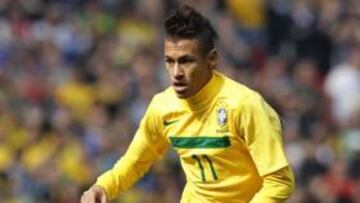 <b>NEYMAR, ANTE ESCOCIA. </b>En la izquierda, Lucas recoge el plátano.