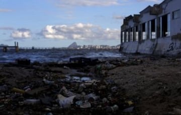 Este es el aspecto de la Bahía de Guanabara, a menos de 500 días de antelación de los JJOO de Río 2016. A pesar de millones de dólares de inversión en los últimos años, la bahía todavía apesta a aguas residuales.