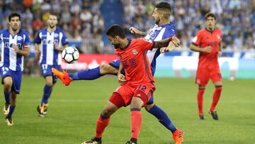 Maripán pelea un balón con William José.
