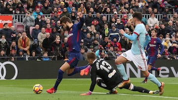 Soccer Football - La Liga Santander - FC Barcelona vs Celta Vigo - Camp Nou, Barcelona, Spain - December 2, 2017 Barcelona’s Gerard Pique misses a chance to score REUTERS/Albert Gea