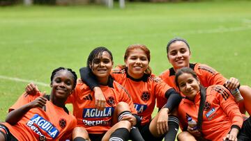 Plantel y jugadoras de la Selección Colombia Femenina Sub-20 para el Mundial