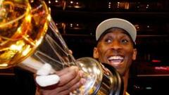 <b>EUFORIA. </b>Kobe Bryant celebra con sus compañeros la victoria.