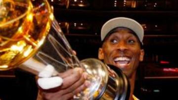 <b>EUFORIA. </b>Kobe Bryant celebra con sus compañeros la victoria.