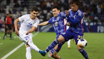 Jiyanov da un pase ante Sato y Ohata durante la final de la Copa de Asia Sub-23.