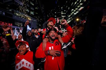 Los seguidores de Toronto Raptors salieron a las calles de la capital de la provincia de Ontario para celebrar por todo lo alto la consecución del anillo de la NBA tras derrotar en las finales a Golden State Warriors. 