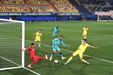 Pau Torres, en propia puerta, marcó el 0-1 para el Barcelona en el minuto 2.