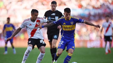 Soccer Football - Argentine Primera Division - River Plate v Boca Juniors - Estadio Mas Monumental, Buenos Aires, Argentina - April 27, 2025 Boca Juniors' Kevin Zenon in action with River Plate's Kevin Castano REUTERS/Agustin Marcarian