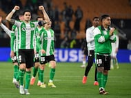 Real Betis' Spanish defender #05 Marc Bartra celebrates with teammates at the end of the UEFA Europa League last 16 second leg football match between Real Betis and Panathinaikos FC at Benito Villamarin Stadium in Seville on March 19, 2026. (Photo by CRISTINA QUICLER / AFP)