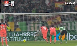 En el histórico día que Flick cambió de posición a Lamine, va Yamal y tira un penalti así