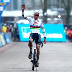 Van der Poel se pasea ante Pidcock en casa de Van Aert