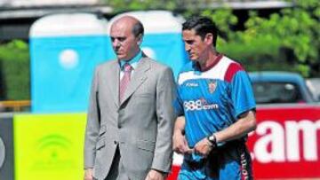 <b>PENDIENTES DE UNA CHARLA. </b>Del Nido no decidirá hasta el final de temporada el futuro de Jiménez en el Sevilla.