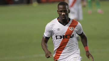 Luis Adv&iacute;ncula conduce el bal&oacute;n durante un partido de la temporada pasada