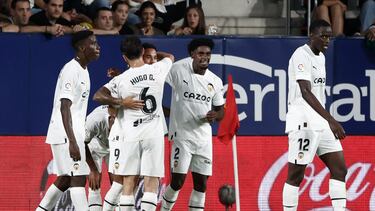 PAMPLONA, 07/10/2022.- El delantero holandés del Valencia, Justin Kluivert (c), celebra con sus compañeros tras marcar el 0-1 durante el encuentro correspondiente a la octava jornada de primera división que disputan Osasuna y Valencia, hoy viernes en el estadio de El Sadar, en Pamplona. EFE / Jesús Diges.