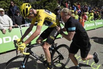 El líder del Tour de Francia sale corriendo tras sus rivales